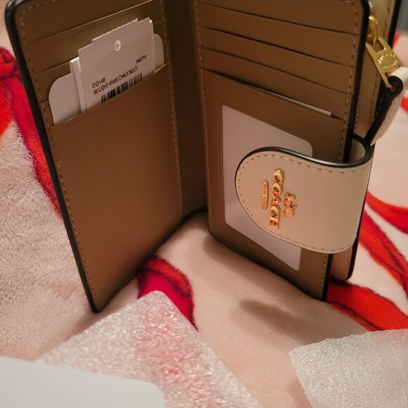 💕Coach Medium Corner Zip Wallet In Signature Canvas With Heart Print💕 - Picture 7 of 11